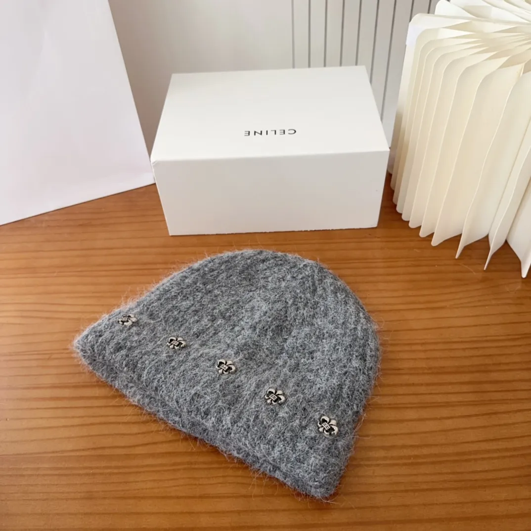 💰56 Crow Heart Autumn and Winter Wool Knitted Beanie This must be a favorite of minimalism. It is clean, neat, fashionable and versatile, and will definitely not be picky about your face shape! A fashionable classic that lasts forever! Fashionable black and white can be purchased together!